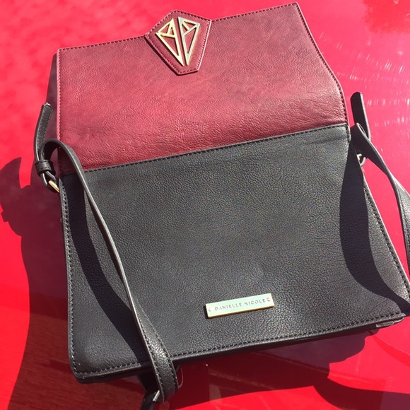 Danielle Nicole leather purse adjustable strap - Picture 4 of 4